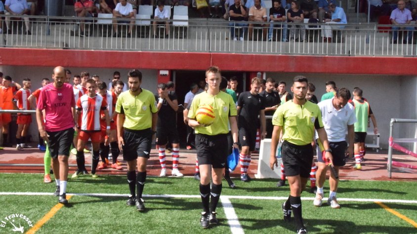 Viladecans i UE Valls sortint al terreny de joc en un partit d'aquesta temporada 2019-2020