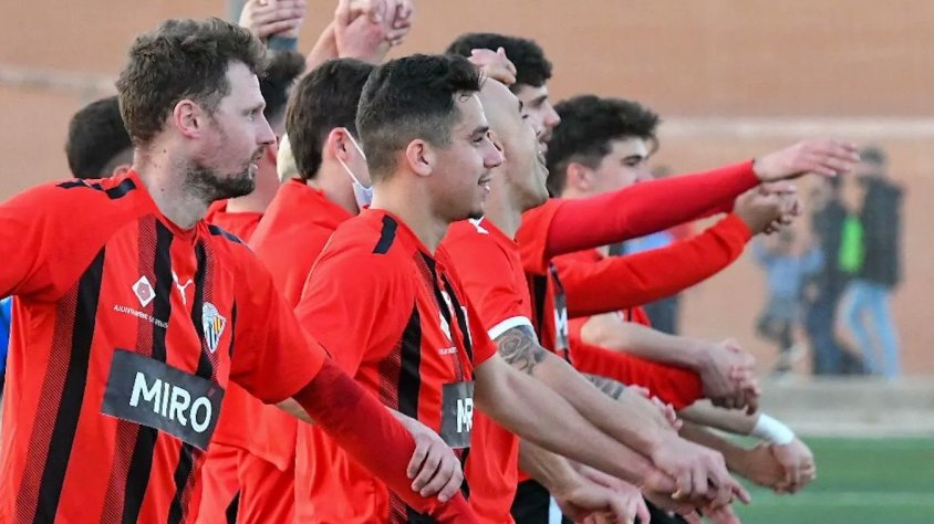 Els jugadors del Reddis celebrant la victòria amb els seus aficionats