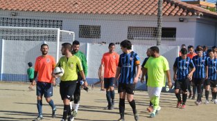 Els dos equips sortint al terreny de joc