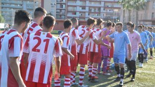 Els dos equips saludant-se abans d'iniciar el partit