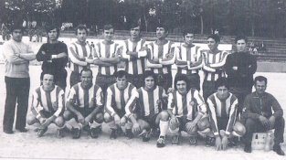 Convocatòria a segona regional la temporada 72-73 a l’estadi de el Vilar Dalt: Josep Altisent, Linares, Roman Roset, Tomàs de la Torre, Mañé, Joan Calvet, Rodriguez (Pirri) i Josep Martí. A la gatzoneta: Josep Maria Esteve, Carmelo Sugrañes, Miquel López,