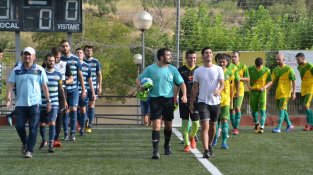 Els dos equips sortint al terreny de joc