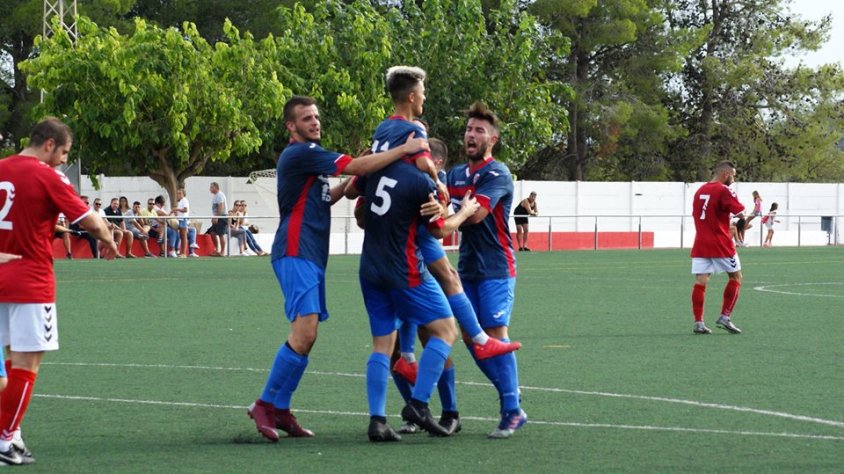 Celebració d'un dels gols del Tortosa davant l'Ulldecona