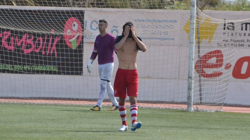 Jugador de la UE Valls lamentant-se del gol de l'empat a 2