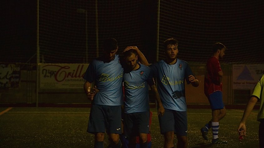 Ike celebrant el segon gol