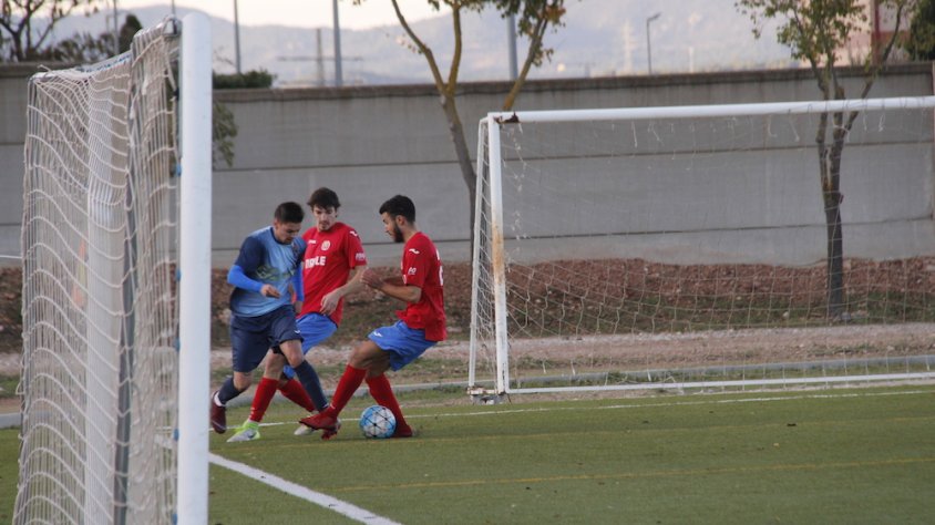 Montblanc i Atlètic empaten i afavoreixen al Roda de Barà