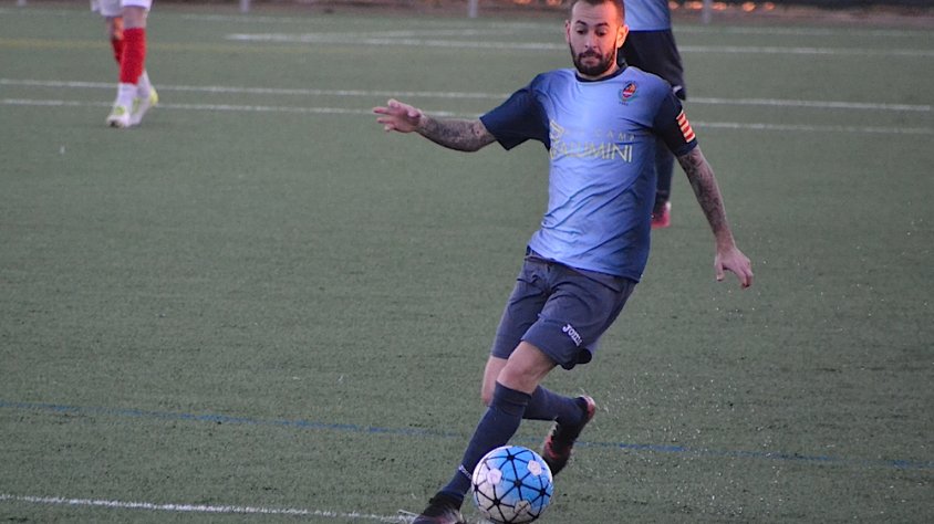 Ike Romera, controlant la pilota en un partit d'aquesta temporada