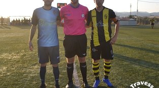 Els dos capitans amb l'àrbitre