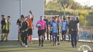 Els dos equips sortint al terreny de joc