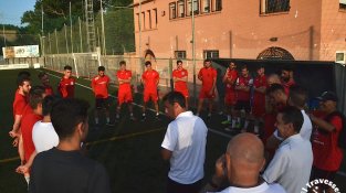 Pallarès dirigint-se a l'equip en les primeres paraules de pretemporada
