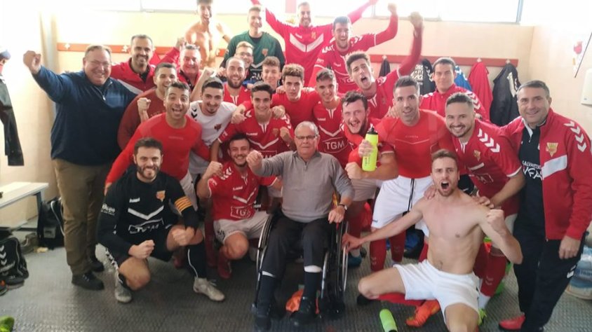 L'Ulldecona celebrant la victòria davant del líder