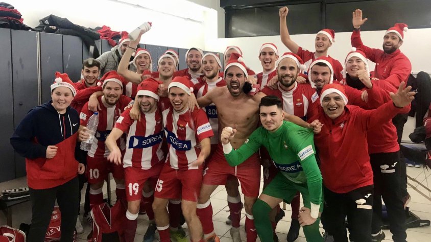 L'equip celebrant la victòria amb barrets de Pare Noel