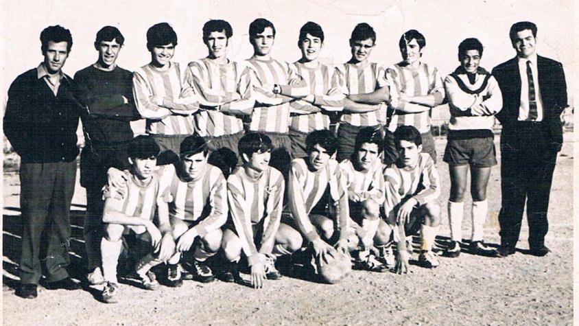 Temporada 70-71, victòria del juvenil del Valls al camp del Constantí. Drets: Joan Barrabeig (entrenador), Isidre Baz, Antonio Martínez, Martín Cazorla, Martí, Antonio Rafí, Tomas de la Torre, Ramon Piñas, Cruz, Joan Sogas (delegat) A la gatzoneta: Paco E