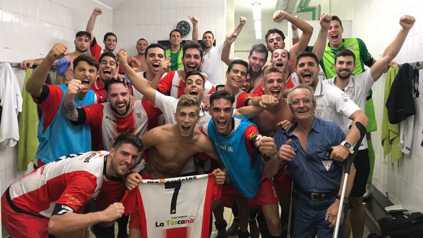 Celebració del Viladecans en superar al Vilanova en el primer partit de lliga.