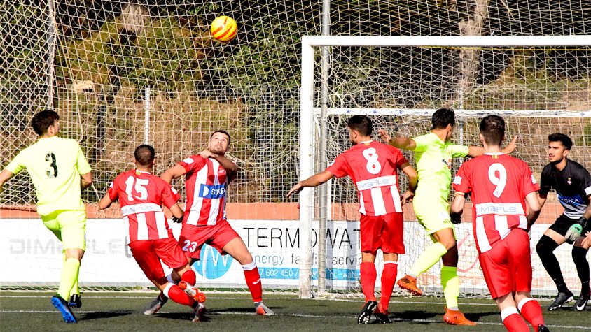 Miró refusant una centrada del Santboià al primer temps