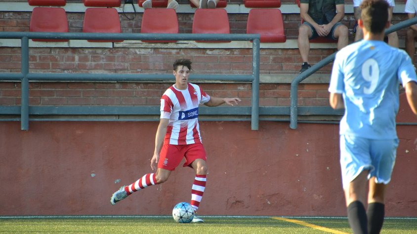 Simo, en una jugada davant del Juvenil A del Reus en pretemporada