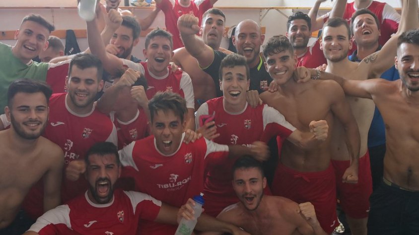 El Vista Alegre celebrant la victòria a Sant Carles de la Ràpita