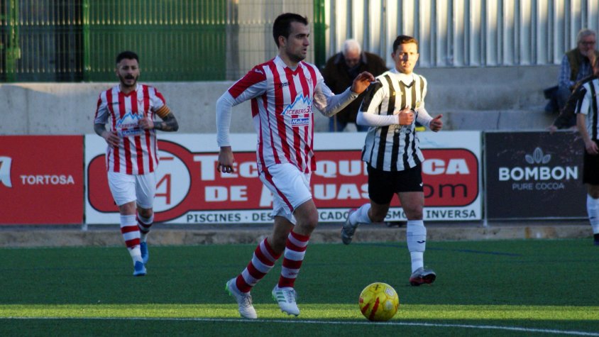 Imatge del partit entre Tortosa i Amposta de la darrera jornada de lliga.