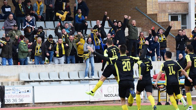 La Montanyesa celebrant un gol amb la seva afició