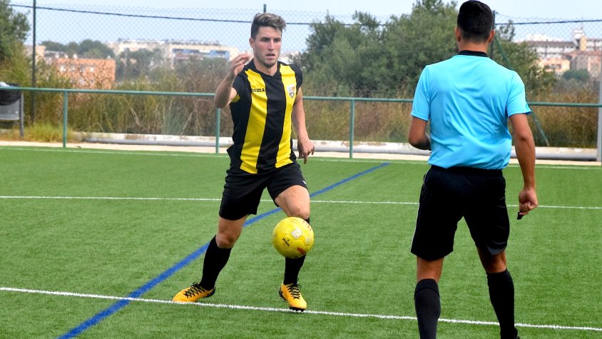 Genis Cañas, capità del CE Altafulla, en el partit de la primera volta davant l'Atlètic de Valls