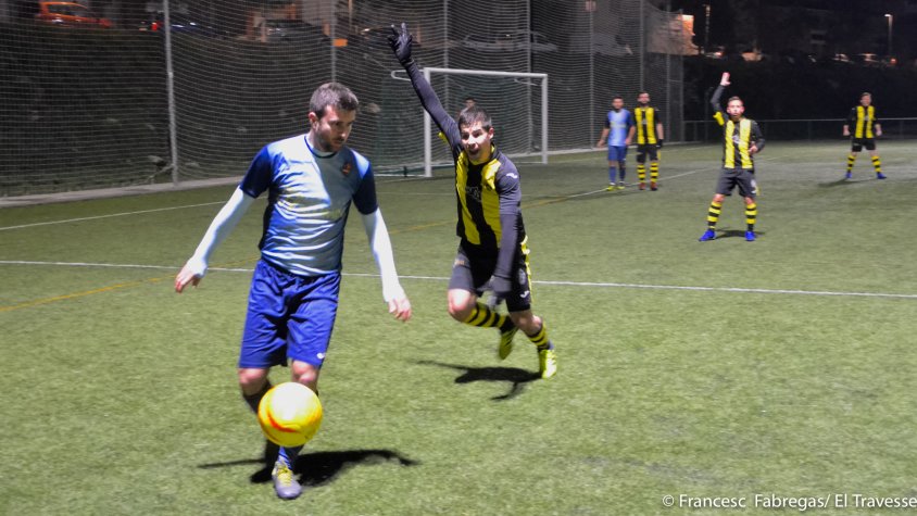 Un jugador de l'Atlètic de Valls i de l'Arboç, en el partit d'aquest dissabte