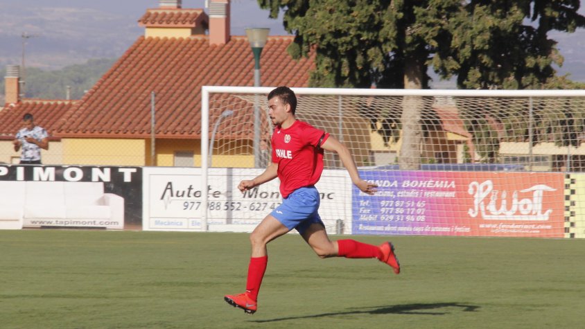 Arnau Gil amb la samarreta del CF Montblanc