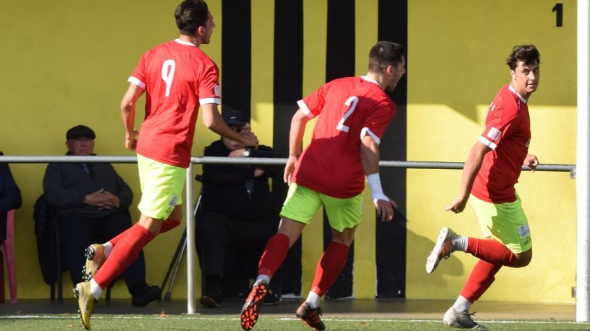 Jugadors del Santboià celebrant un gol a Nou Barris, aquesta temporada