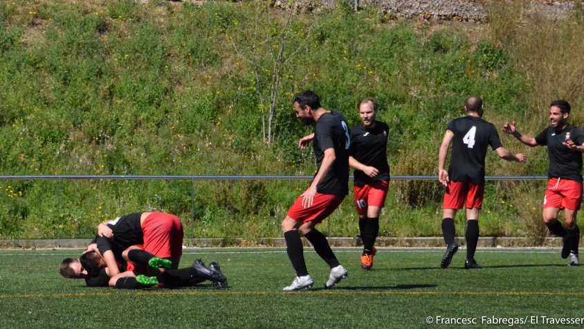 Eufòria de la UE Valls en aconseguir un dels dos gols al camp del Santboià
