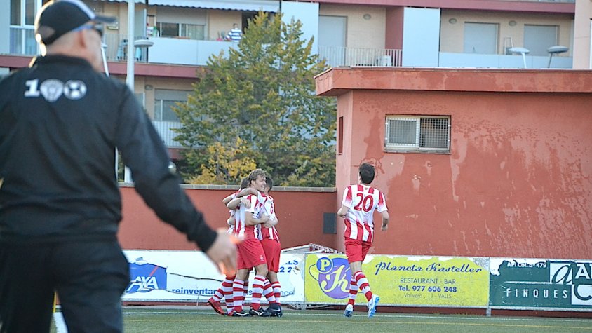 Celebració de l'1-0, amb la mirada del tècnic ebrenc, Xavi Cid
