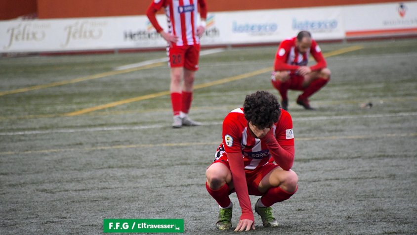 Jugadors de la UE Valls tocats al final del partit, després de signar un partit molt complet