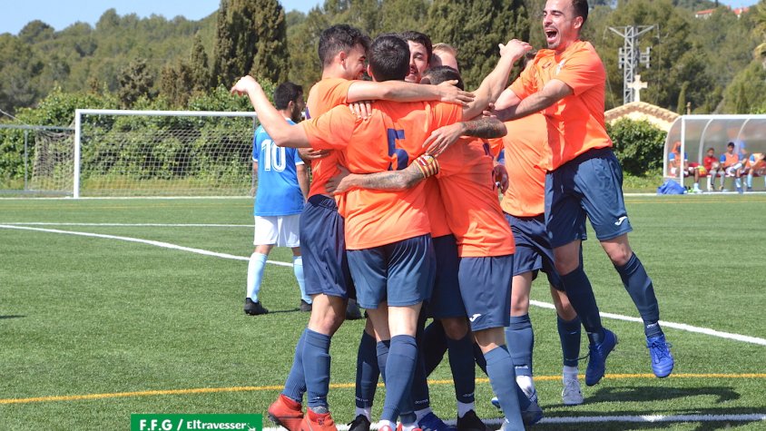 Celebració del 0-2 de l'Atlètic de Valls al camp del CF La Riera