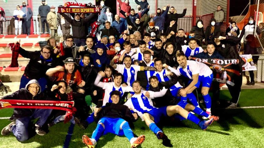El Reddis celebrant la victòria amb l'afició al camp del Roda de Barà