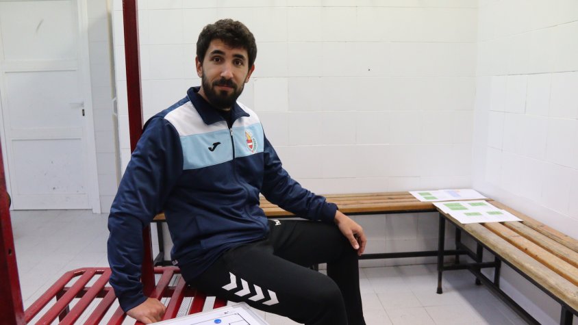 Sergi March al vestuari abans de dirigir el primer entrenament