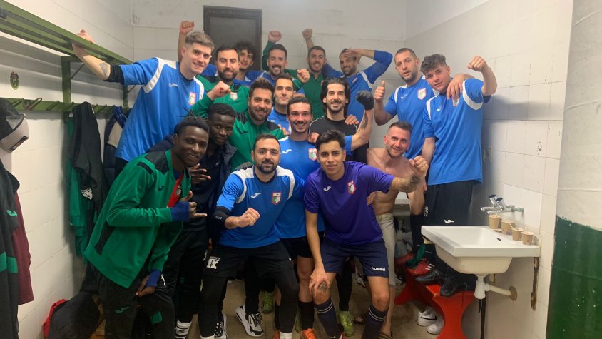 L'Atlètic Camp Clar celebrant la victòria a Bonavista