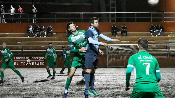 Dos gols al tram final impedeix a l'Atlètic de Valls de puntuar al camp del líder 