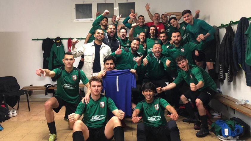 El Camp Clar celebrant la victòria que els situa líders