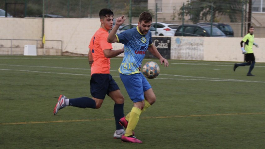 Imatge del partit d'anada on el Pla va imposar-se a l'Atlètic (2-1)
