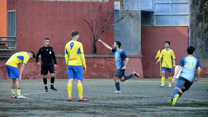 L'Atlètic de Valls guanya el derbi comarcal que s'embruta al tram final amb dues tanganes
