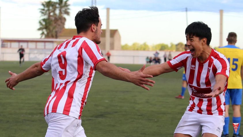 Joel Marigot celebrant el gol que avançava al Tortosa