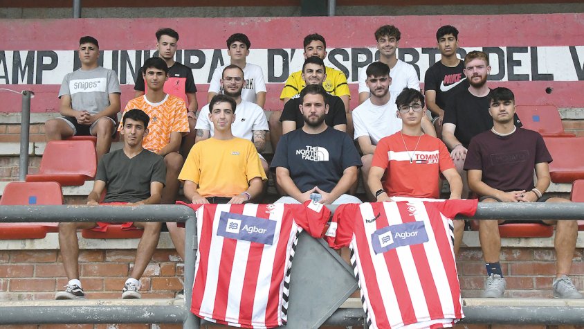 Marc Miquel Tell, entrenador del filial, juntament amb gran part de les incorporacions