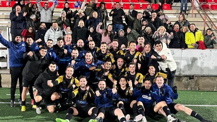 El CF Canonja celebrant els 3 punts a Tortosa