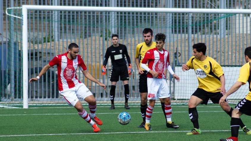 El Tortosa guanya, segueix lluitant pel segon lloc i li complica la permanència al Vendrell