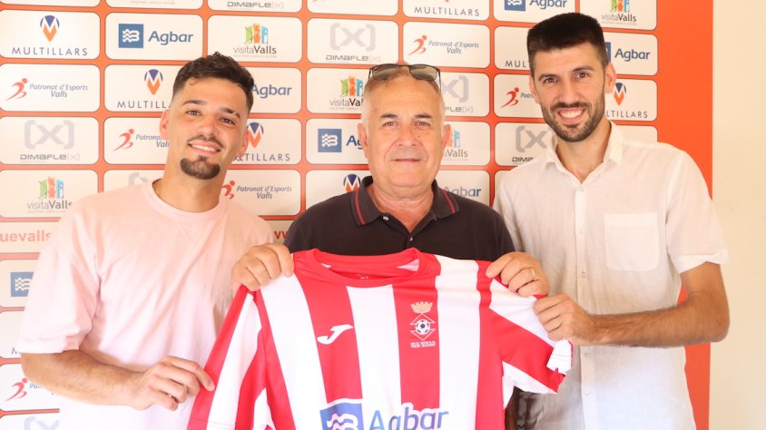 Els dos jugadors durant la presentació a les instal·lacions del club