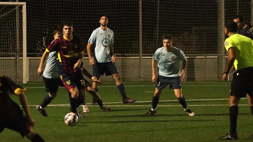 El CE Alcover supera l’Atlètic de Valls en el derbi i l’allunya del lideratge